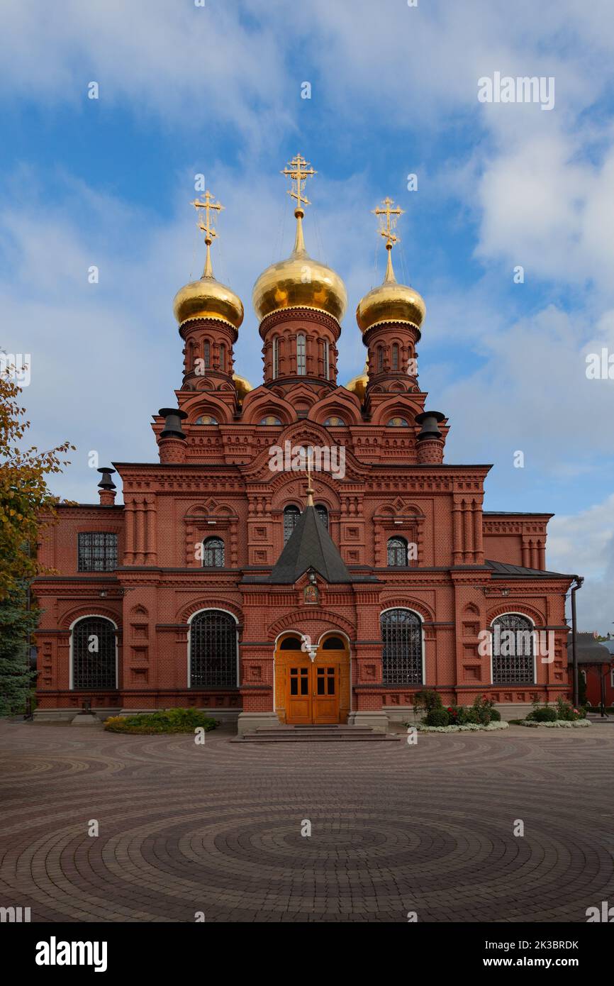 Die Kirche zu Ehren der Ikone der Gottesmutter Bogoljubskaja auf dem Territorium Tschernigiw-Skete in Sergiew Posad, Russland. Stockfoto
