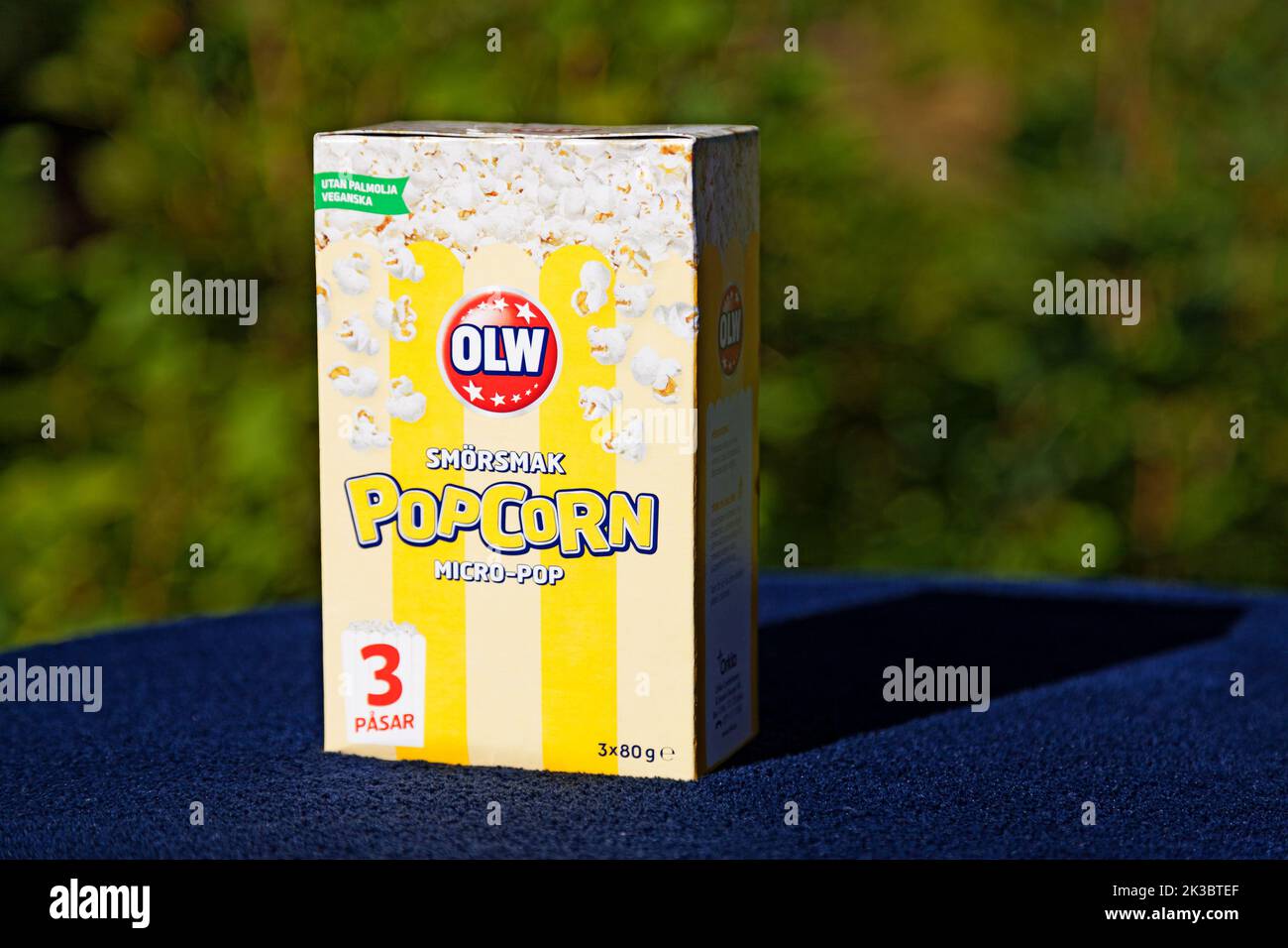 Umea, Norrland Schweden - 26. August 2022: Eine Packung Popcorn mit Buttergeschmack für die Mikrowelle Stockfoto