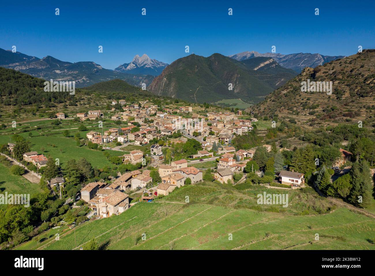 Luftaufnahme der Stadt Sant Julià de Cerdanyola und der Region Alt Berguedà. Im Hintergrund das Pedraforca-Massiv (Berguedà, Katalonien, Spanien) Stockfoto