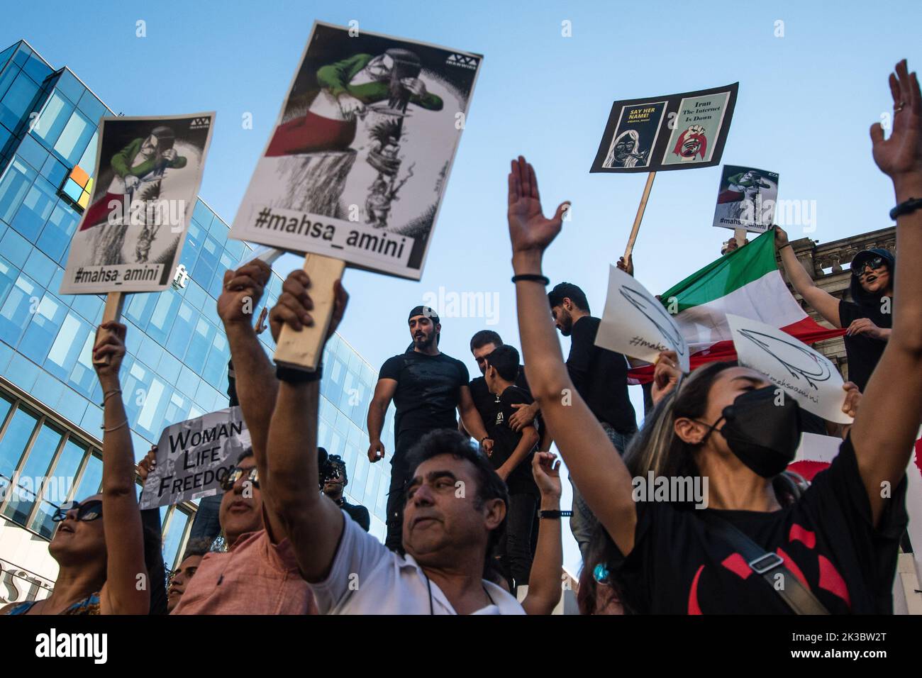 Vancouver, British Columbia, Kanada. 25. September 2022. Tausende iranischer Kanadier demonstrieren am 25. September in der Vancouver Art Gallery für die Entfernung der islamischen Regierung des Iran nach dem Tod von Mahsa Amini, der 22-jährigen Frau, die am 16. September starb, während sie sich in Gewahrsam der iranischen ''˜Moralpolizei' befand, weil sie angeblich ihren Hijab zu locker getragen hatte. Neben weltweiten Demonstrationen gegen die Menschenrechtsverletzungen im Iran sagte ein Demonstranten aus Vancouver, dass die Diaspora die Verantwortung habe, sich zu äußern, während iranische Proteste hinter einem Blackout im Internet geschlossen werden. (Bild: © Quint Stockfoto