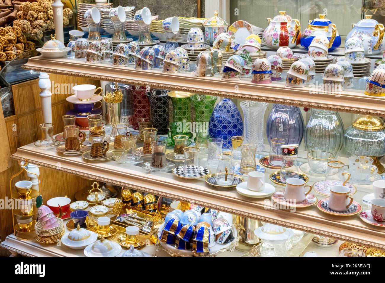 Bunte, traditionelle und handgemachte Glaswaren-Aufnahmen aus Souvenirs vom Basar-Stand von Mısır, Einkaufen in einem Basar, Marktstände in den Arkaden, Tee- und Kaffeetassen Stockfoto