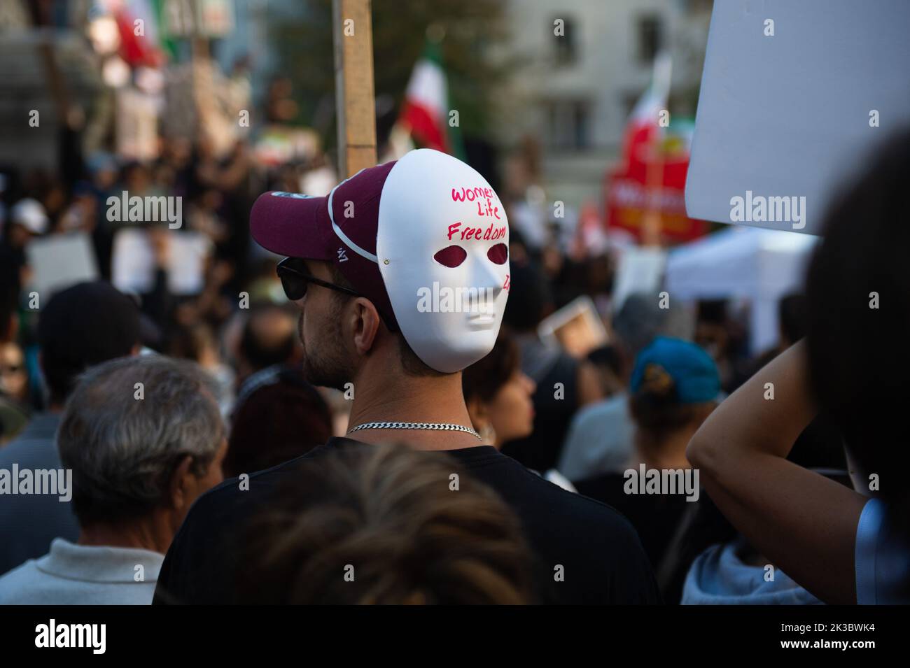 Vancouver, British Columbia, Kanada. 25. September 2022. Tausende iranischer Kanadier demonstrieren am 25. September in der Vancouver Art Gallery für die Entfernung der islamischen Regierung des Iran nach dem Tod von Mahsa Amini, der 22-jährigen Frau, die am 16. September starb, während sie sich in Gewahrsam der iranischen ''˜Moralpolizei' befand, weil sie angeblich ihren Hijab zu locker getragen hatte. Neben weltweiten Demonstrationen gegen die Menschenrechtsverletzungen im Iran sagte ein Demonstranten aus Vancouver, dass die Diaspora die Verantwortung habe, sich zu äußern, während iranische Proteste hinter einem Blackout im Internet geschlossen werden. (Bild: © Quint Stockfoto