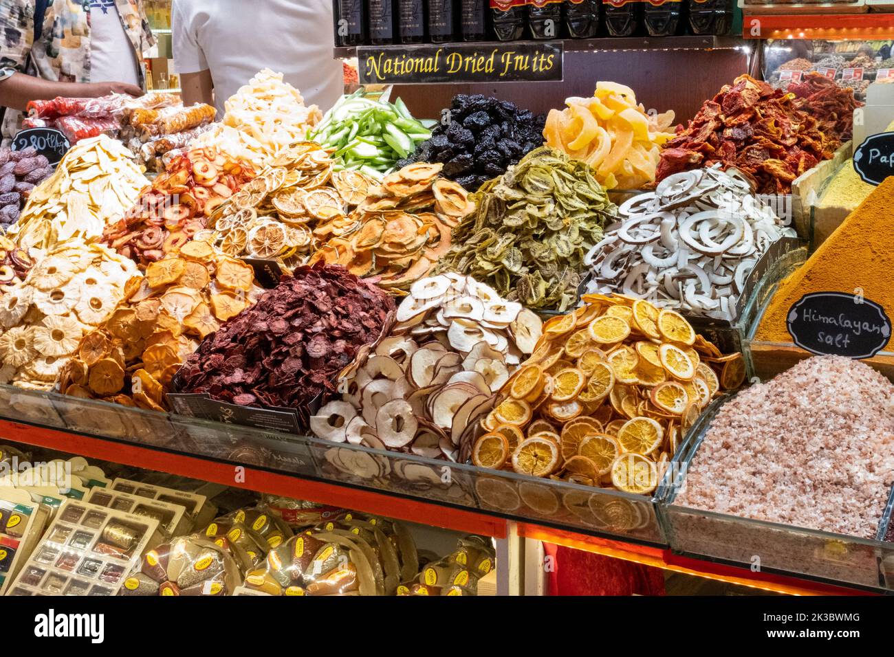 Bunte Aufnahmen von getrockneten Früchten vom Basar-Stand von Mısır, traditionelle türkische Speisen in Istanbul, Einkaufen in einem Basar, Arcade-Marktstände Stockfoto