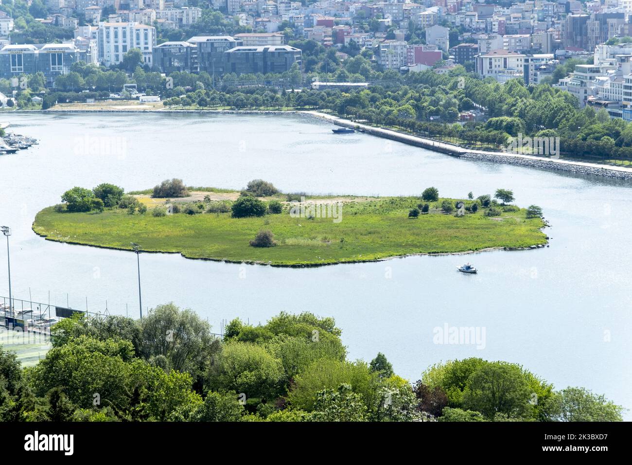 Breite Golden Horn Insel Blick von Pierre Loti, bekannt als Halic, Golden Horn mit Bäumen und Gebäuden, sonnigen Tag und blauen Himmel, schöne Landschaft Stockfoto