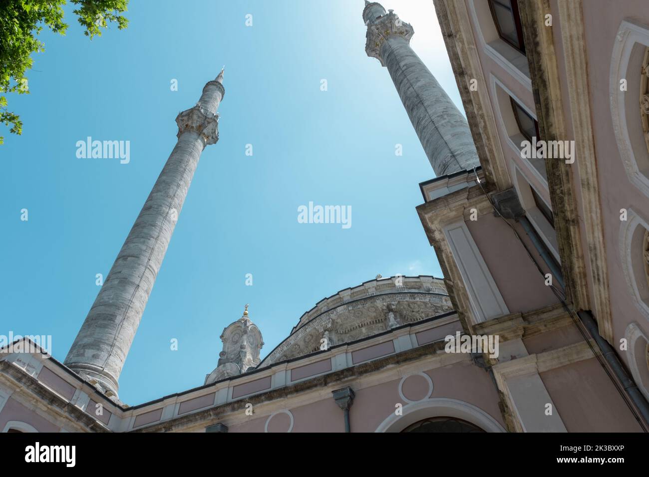 Ortakoy Moschee Minarette und Kuppel Blick von unten mit sonnigen Himmel, schöne Landschaft mit Moschee, Istanbul Stadt im Freien mit sonnigen und blauen Himmel Stockfoto