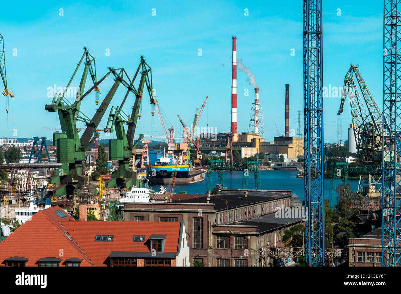 Blick auf die Danziger Werft vom Dach des Europäischen Solidaritätszentrums. Schiffe und Krane Stockfoto