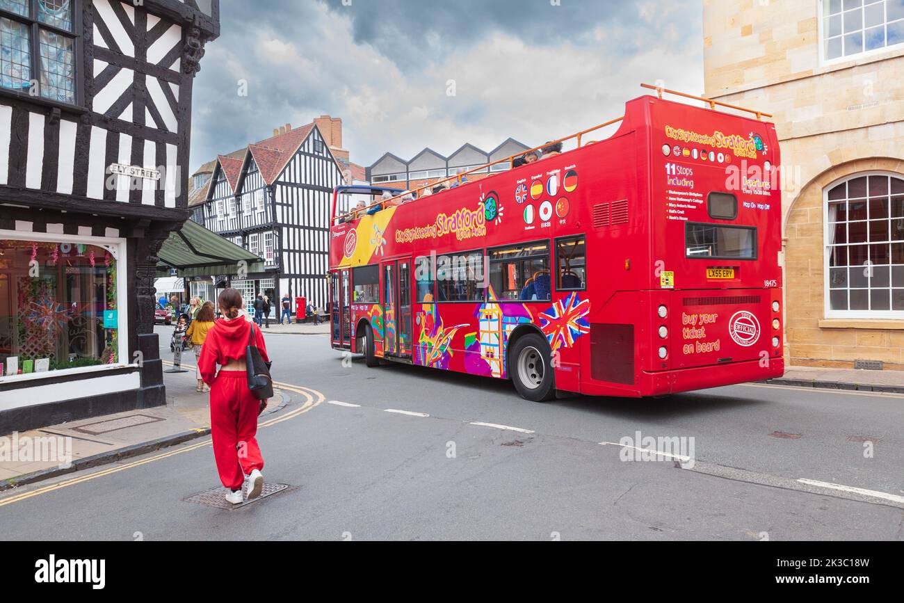 Touristenbus in Bewegung in Stratford-upon-Avon Stockfoto