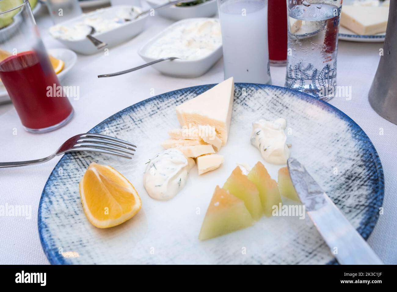 Türkischer Raki-Tisch mit Melone-Zitrone-Weißkäse und Vorspeise, Rübensaft mit rakı, traditioneller türkischer Alkohol, bekannt als Rakı, Speisen auf dem Teller Stockfoto