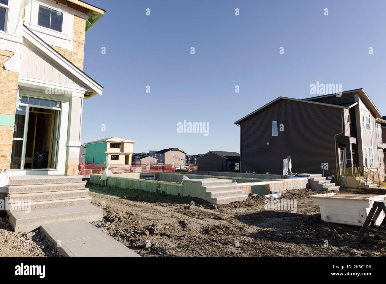 Häuser und Betonfundament in neuer Wohnsiedlung Stockfoto