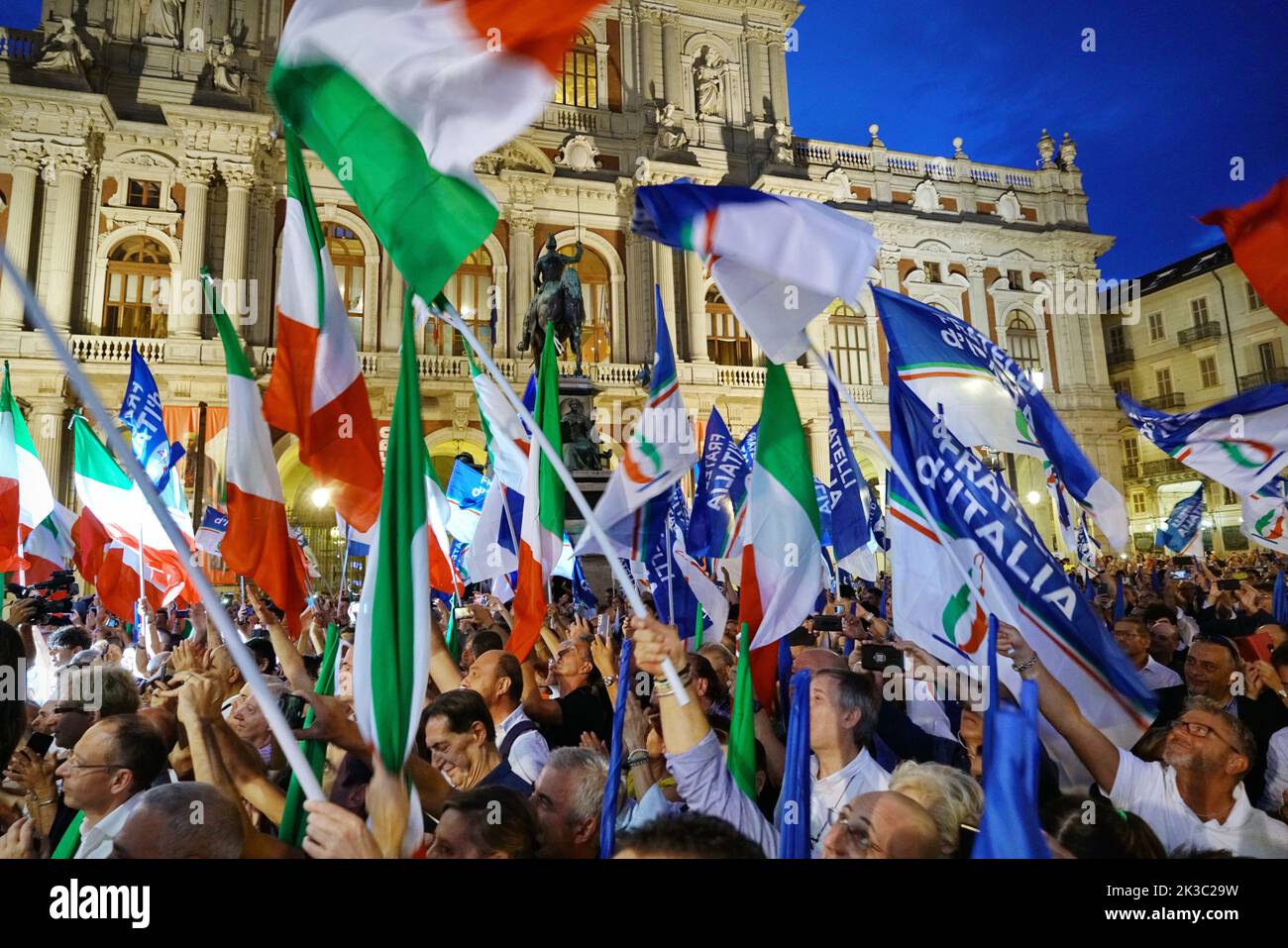 Parteimitglieder von Fratelli d'Italia während einer Wahlkundgebung im Jahr 2022. Turin, Italien - September 2022 Stockfoto