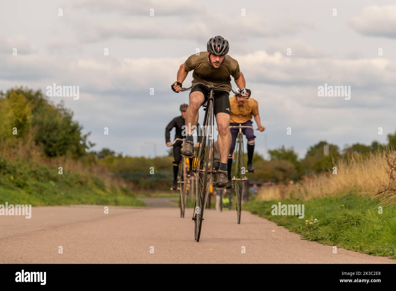 Radfahrer, die am Grand Ordinary Race (orignial 19. Century Machines) und einem späteren Rennen von Penny Farthings (unter Bezugnahme auf die moderne Version os oder Stockfoto