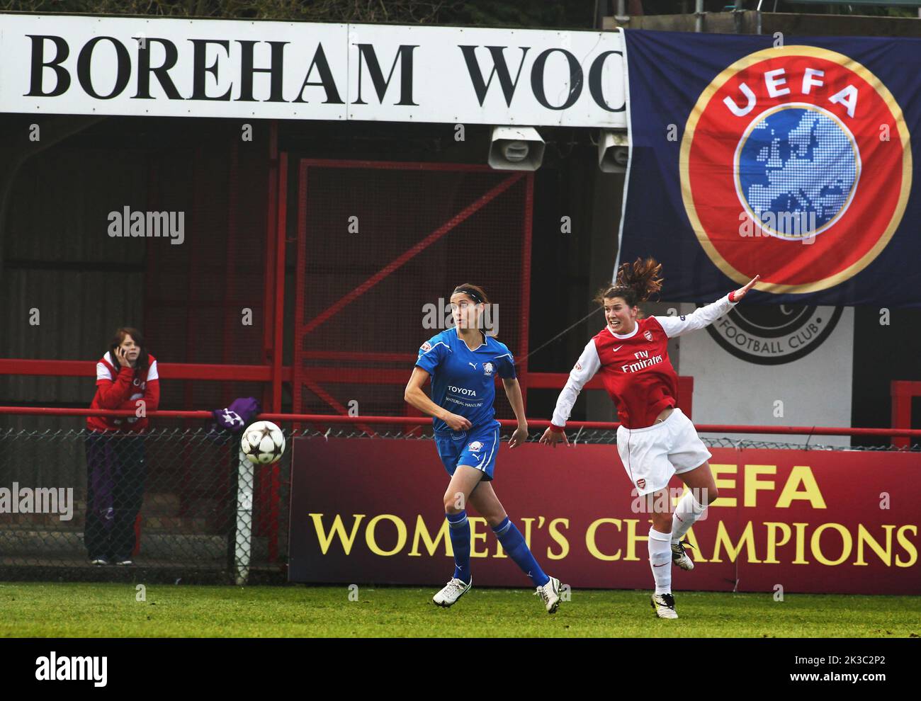 Champions League-Viertelfinale, Arsenal gegen Linköping. Linköping FC übernahm die Führung im Champions League-Viertelfinale gegen Arsenal im Meadow Park bei London, Großbritannien. Stockfoto