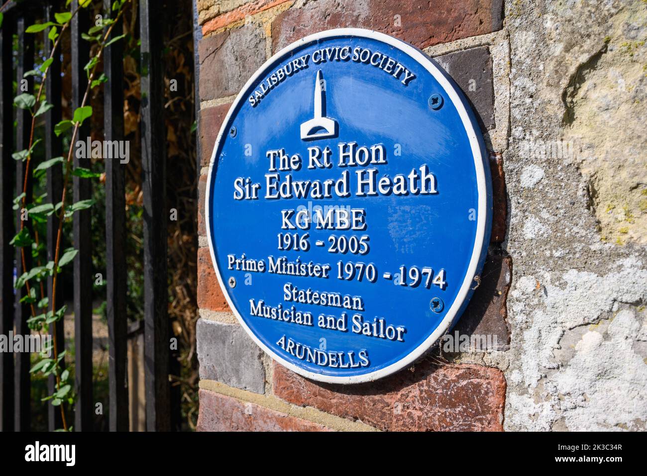 Blaue Plakette vor Arundells, dem ehemaligen Wohnsitz des konservativen britischen Premierministers Sir Edward Heath aus dem Jahr 1970s, The Close, Salisbury, Wiltshire, Großbritannien Stockfoto