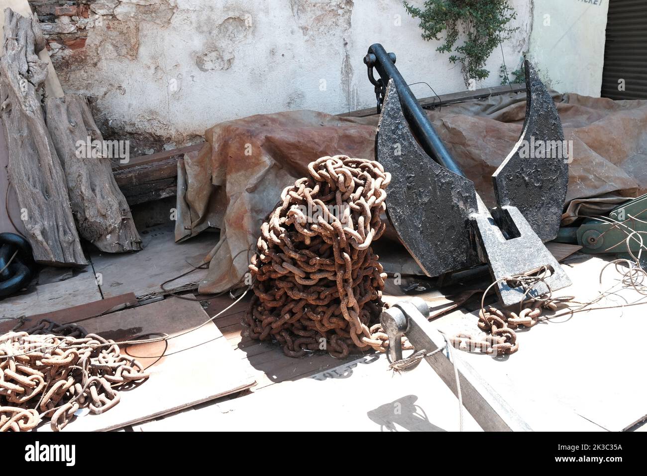 Alte und rostige Kettenspule, schwere Maschinen, massive und riesige Kette, metallischer rostiger Stahl, starke Metallausrüstung Stockfoto