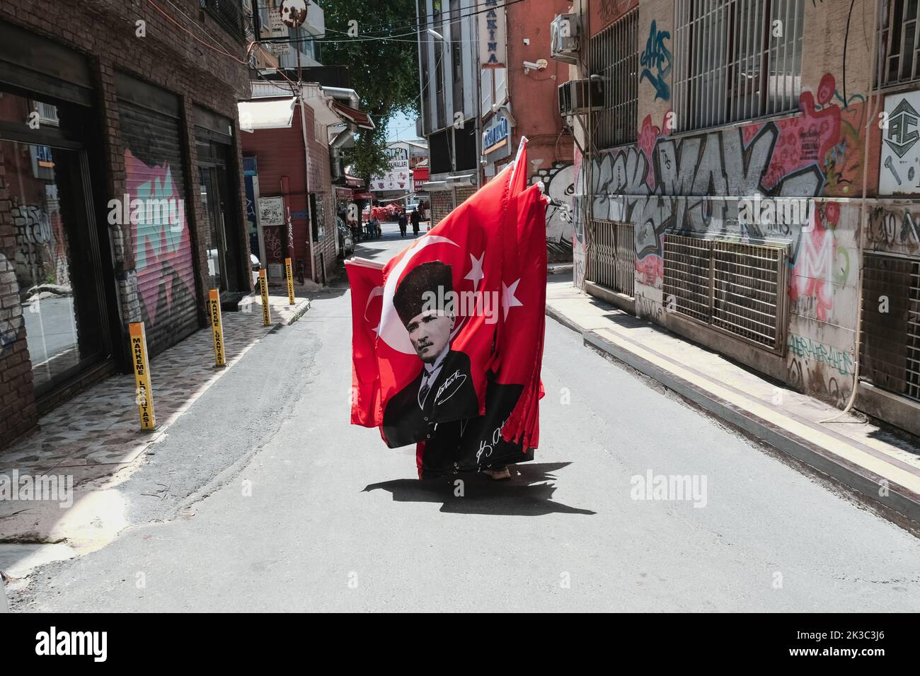 Flaggenverkäufer, der auf der Straße mit türkischen Flaggen, Atatürk-Flagge, Eminonu Karakoy-Straßen, Konzept für nationale Feierlichkeiten in der Türkei, Moment festhalten Stockfoto