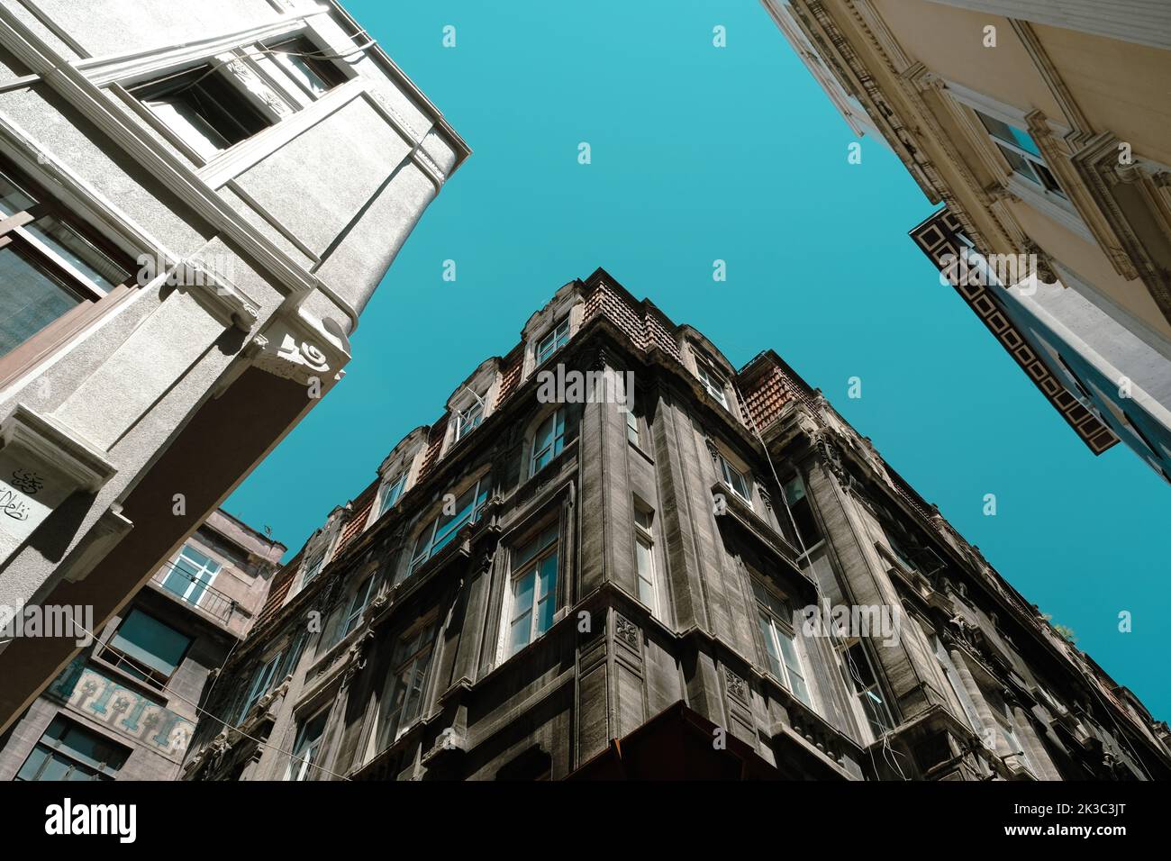 Schöne Aussicht mit alten Gebäuden und blauem Himmel in Karakoy, historische ästhetische Strukturen in Istanbul, Landschaft mit Gebäuden mit klarem Himmel Stockfoto