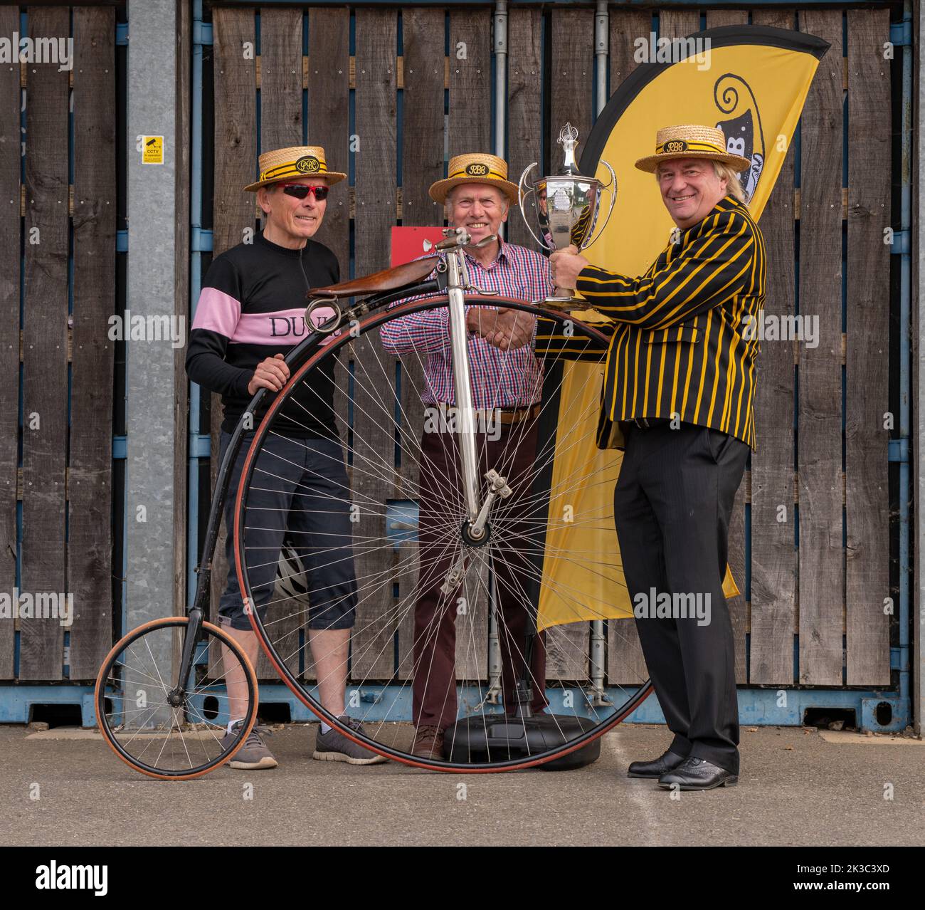 Trophäe für Radfahrer, die am Grand Ordinary Race (orignial 19. Century Machines) teilnehmen, und originale Rennfahrer von Penny Farthings Stockfoto