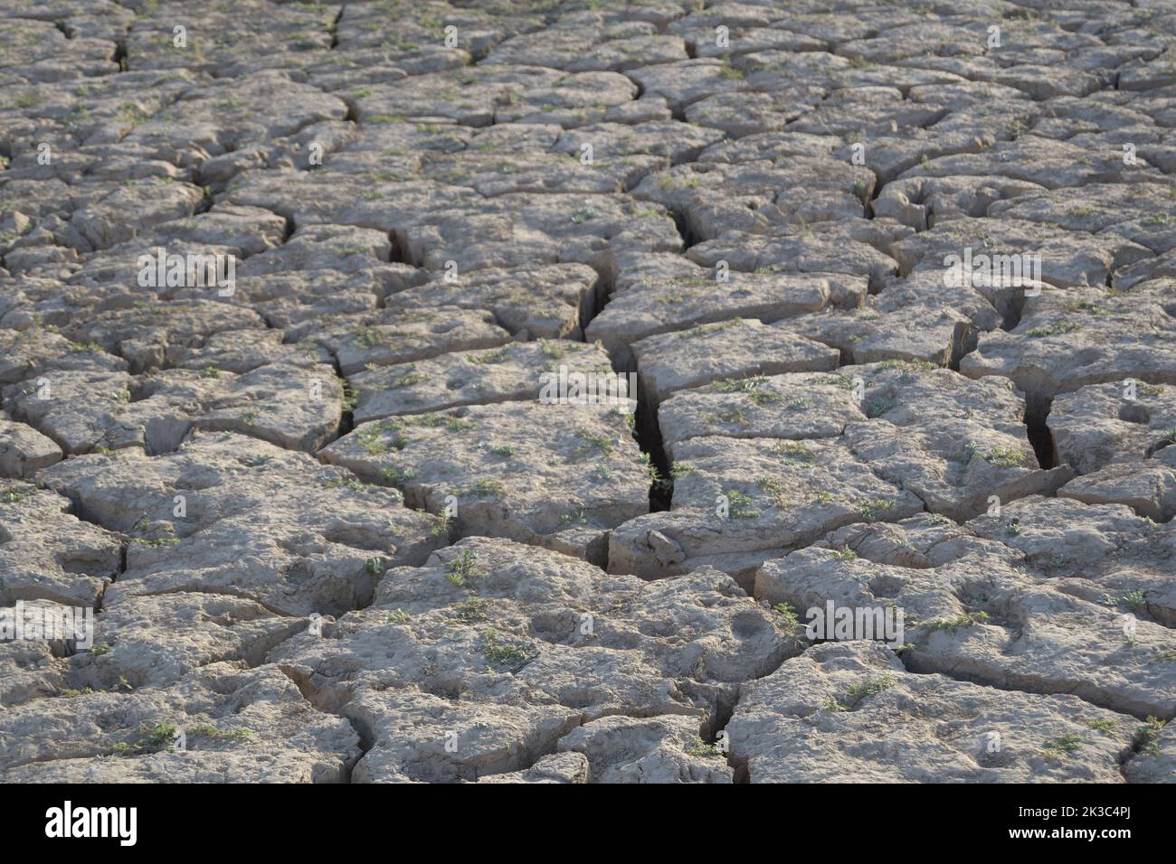 Geknackt trockenes Land durch Dürre auf dem Boden eines Sees Stockfoto