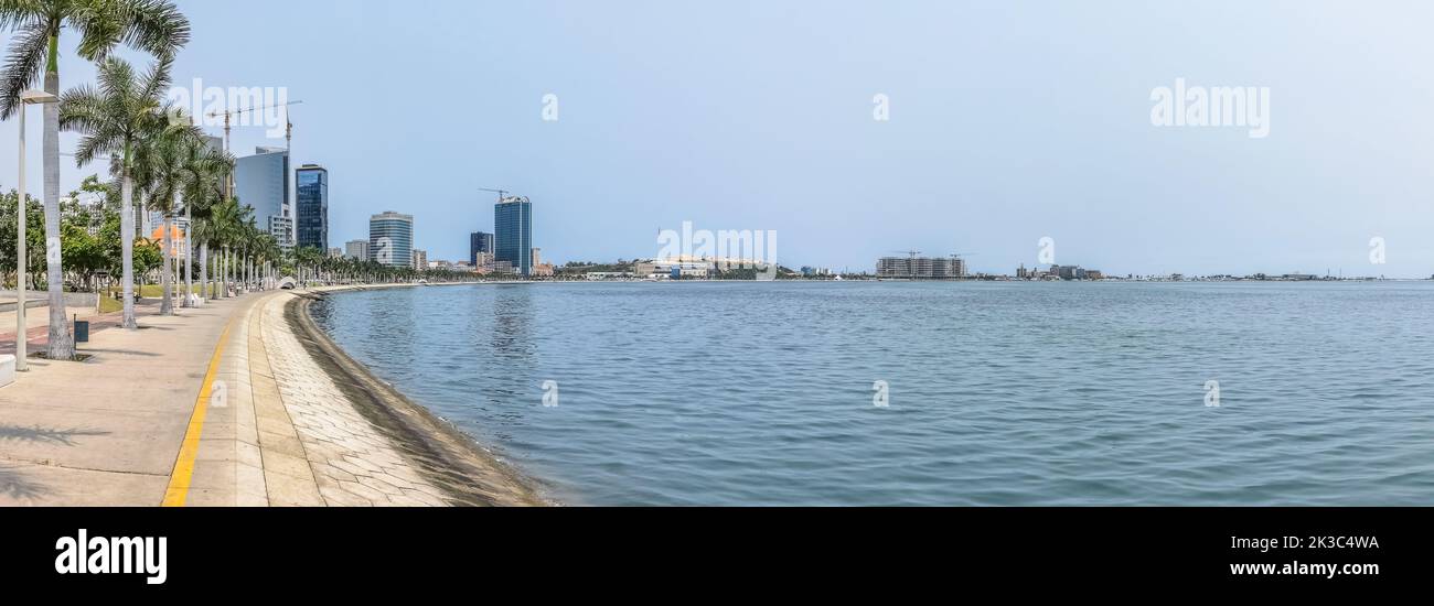 Luanda Angola - 09 17 2022: Panoramablick auf die Luanda Bucht und Luanda marginal, Fußgängerweg mit tropischen Palmen, Downtown Lifestyle, Taxi Stockfoto