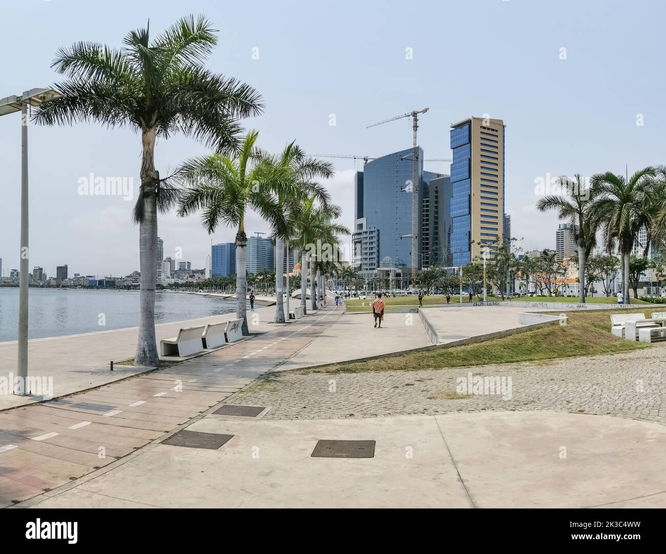 Luanda Angola - 09 17 2022: Blick auf die Luanda Bucht und Luanda marginal, Fußgängerweg mit tropischen Palmen, Downtown Lifestyle, Cabo Island, Stockfoto
