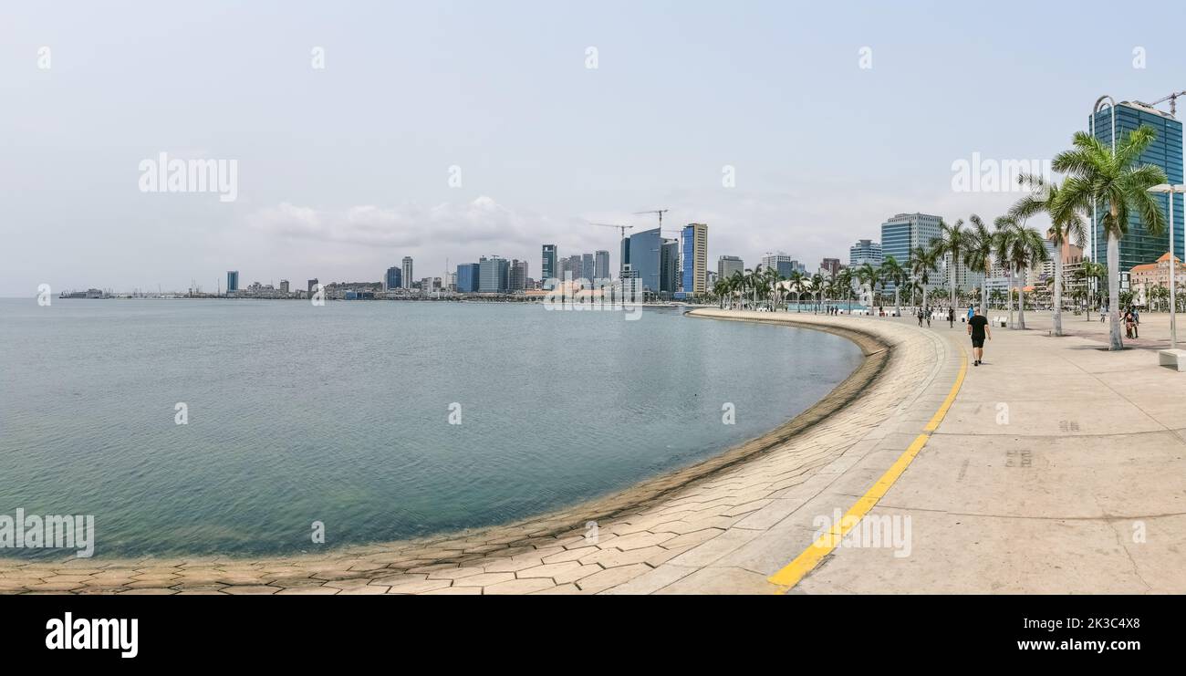 Luanda Angola - 09 17 2022: Panoramablick auf die Luanda Bucht und Luanda marginal, Fußgängerweg mit tropischen Palmen, Downtown Lifestyle, Taxi Stockfoto