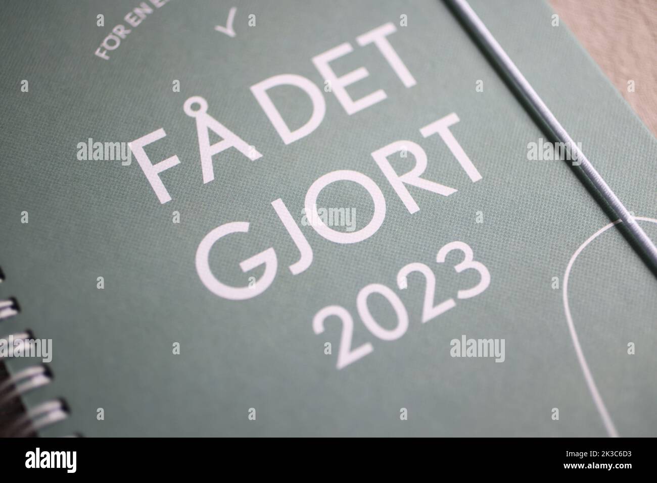 Ein Kalender für 2023. Hier mit dem Text 'get it done' (auf schwedisch: Få det gjort). Stockfoto