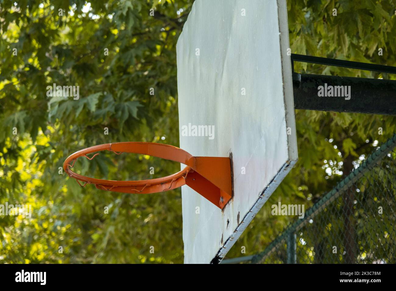 Selektiver Fokus Basketballkorb und Bäume, Street-Basketball-Konzept, No People Basketballplatz Stockfoto