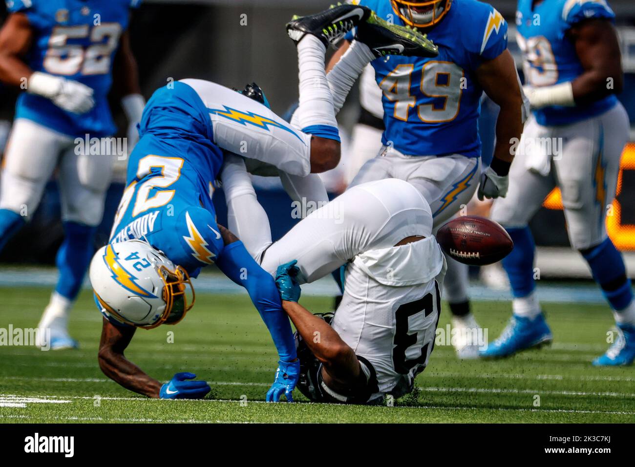 Los Angeles, Usa. 25. September 2022. Los Angeles Chargers bringen den Nasir Adderley (No.24) und Jacksonville Jaguars Wide Receiver Christian Kirk (No.13) während des NFL-Fußballspiels zwischen Los Angeles Chargers und Jacksonville Jaguars im SoFi Stadium in Aktion. Endergebnis; Ladegeräte 10:38 Jaguare. Kredit: SOPA Images Limited/Alamy Live Nachrichten Stockfoto