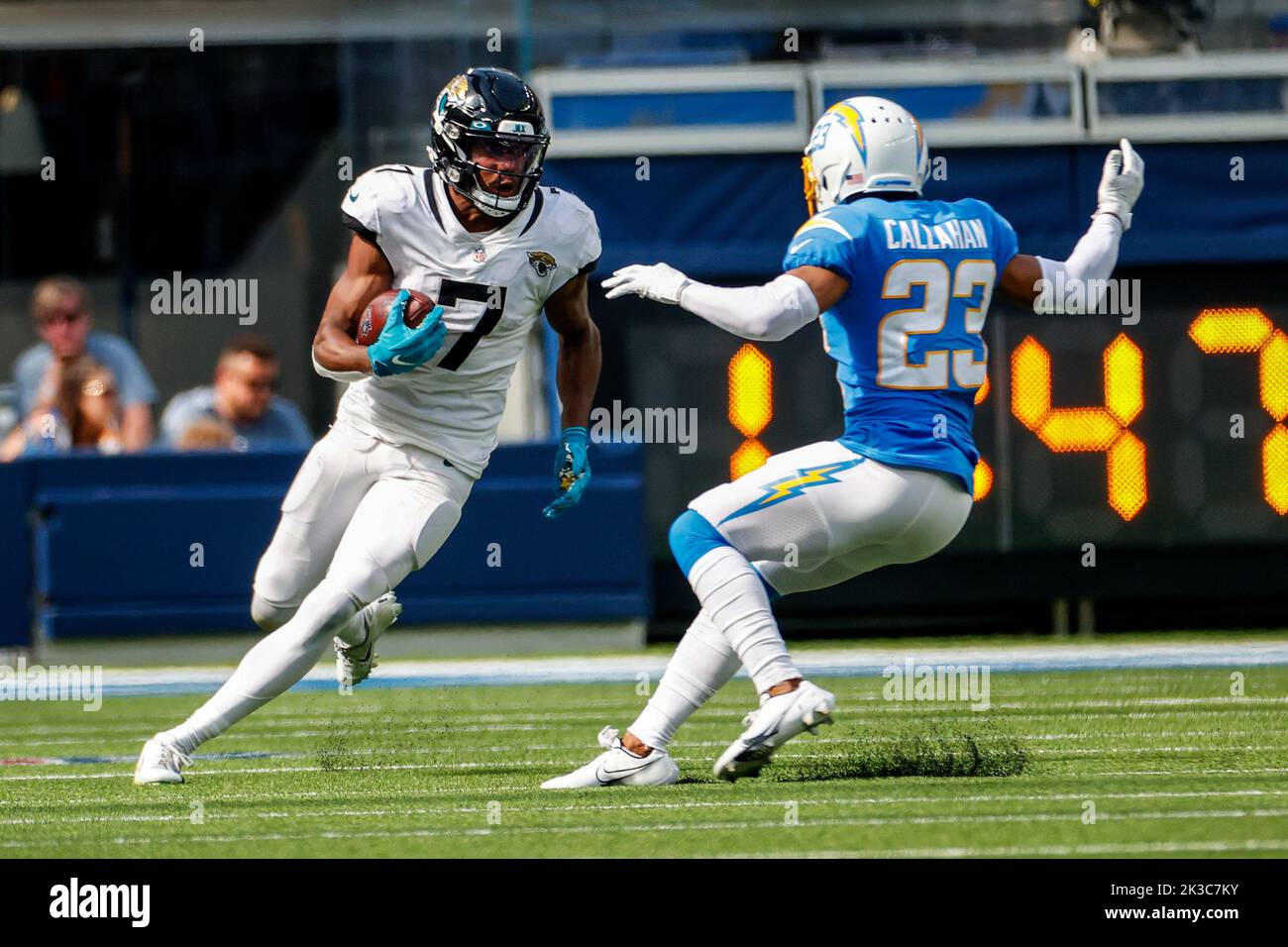 Los Angeles, Usa. 25. September 2022. Der Jacksonville Jaguars Wide Receiver Zay Jones (No.7) und die Los Angeles Chargers haben Bryce Callahan (No.23) im SoFi Stadium im Einsatz während des NFL-Fußballspiels zwischen Los Angeles Chargers und Jacksonville Jaguars. Endergebnis; Ladegeräte 10:38 Jaguare. Kredit: SOPA Images Limited/Alamy Live Nachrichten Stockfoto