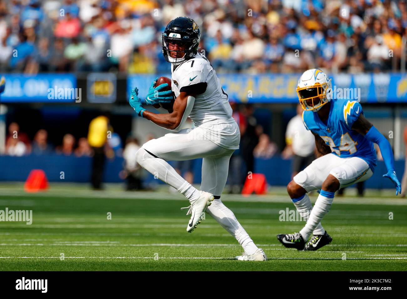 Los Angeles, Usa. 25. September 2022. Der Jacksonville Jaguars Wide Receiver Zay Jones (No.7) und die Los Angeles Chargers bringen Nasir Adderley (No.24) während des NFL-Fußballspiels zwischen Los Angeles Chargers und Jacksonville Jaguars im SoFi Stadium in Aktion. Endergebnis; Ladegeräte 10:38 Jaguare. Kredit: SOPA Images Limited/Alamy Live Nachrichten Stockfoto