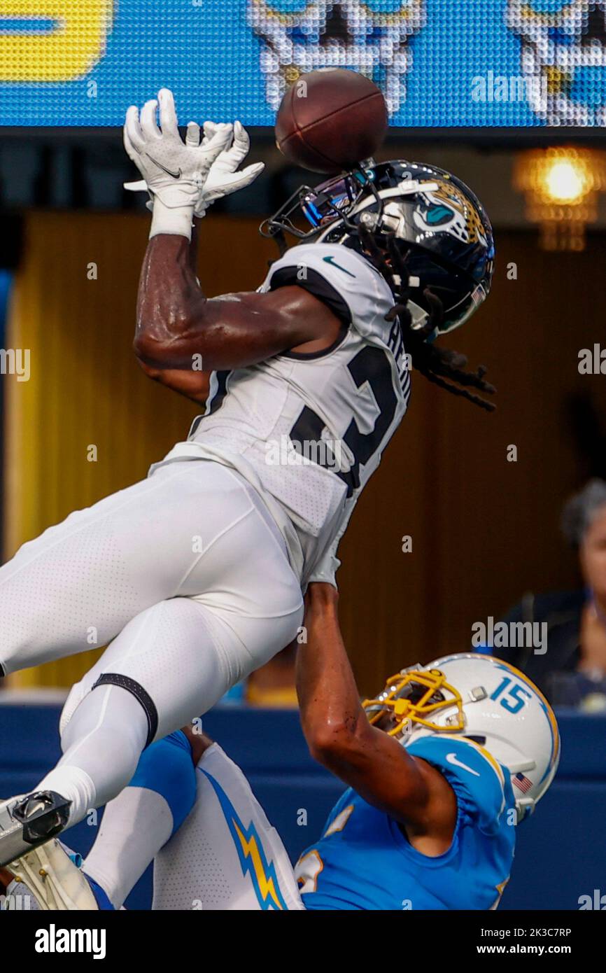 Los Angeles, Usa. 25. September 2022. Jacksonville Jaguars Eckpfeiler Tre Herndon (No.37) und der Los Angeles Chargers Wide Receiver Jalen Guyton (No.15) sind während des NFL-Fußballspiels zwischen Los Angeles Chargers und Jacksonville Jaguars im SoFi Stadium in Aktion. Endergebnis; Ladegeräte 10:38 Jaguare. Kredit: SOPA Images Limited/Alamy Live Nachrichten Stockfoto