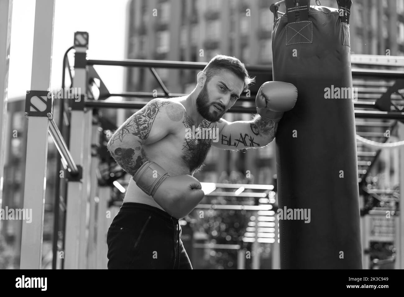 Ein Mann trainiert in Boxhandschuhen auf der Straße Stockfoto