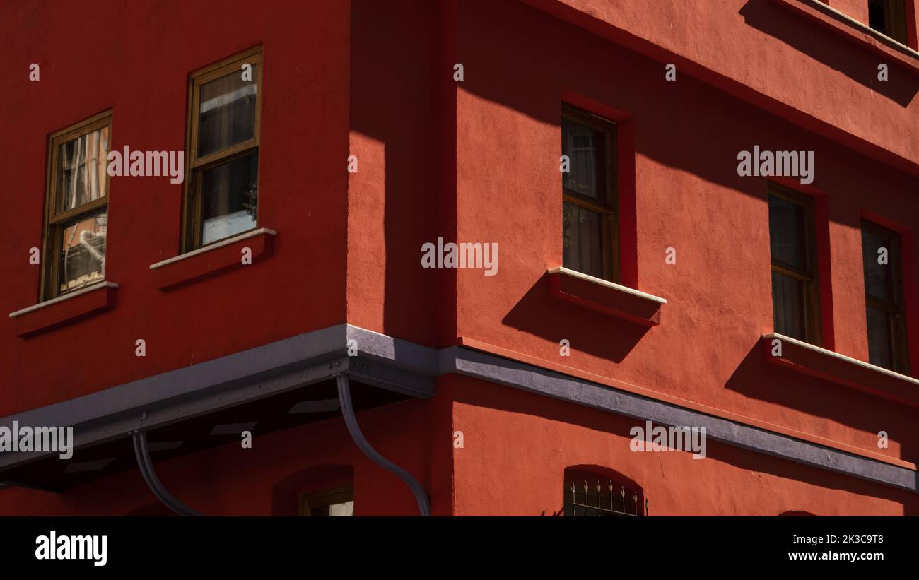 Rotes Gebäude im alten Stil mit Fenstern, Struktur und Architekturidee, Kreuzwinkel des roten Hauses, berühmte Balat-Häuser, Außenansicht des Gebäudes Stockfoto