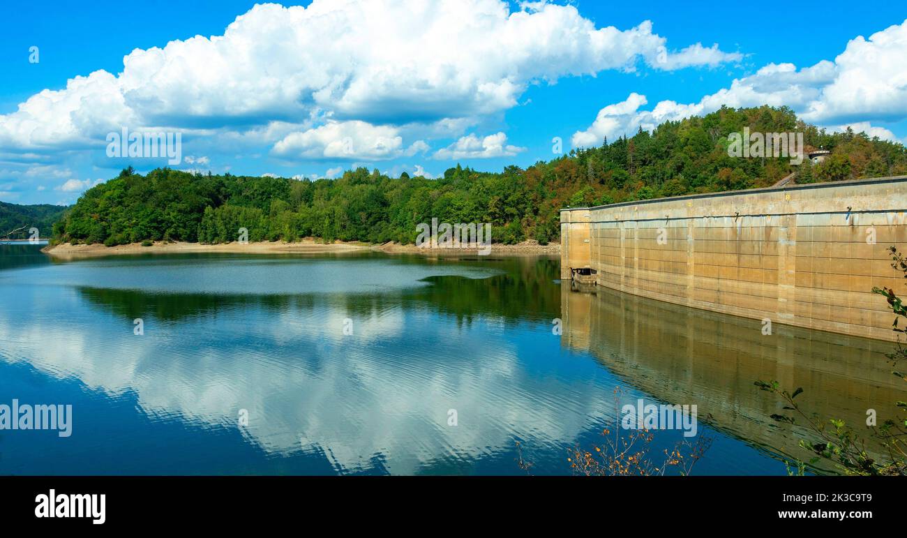 Bort-les-Orgues. Damm hält das Wasser der Dordogne zurück. Wasserkraftwerk ausgestellt von EDF. Correze .Nouvelle Aquitaine. Frankreich Stockfoto