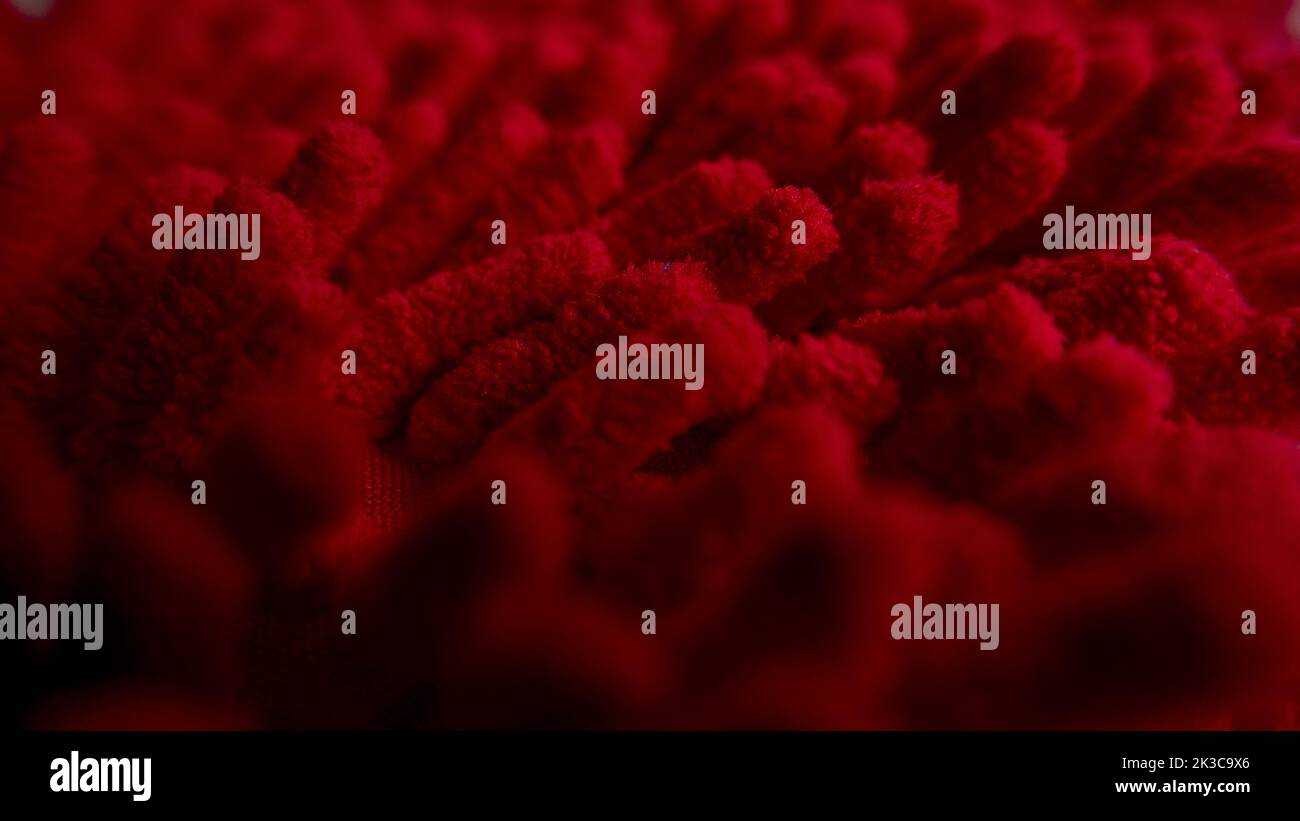Rote flauschige Textur, Nahaufnahme detailliertes pelzhaltiges Garn, Kopierraum, Makrofotografie Stockfoto