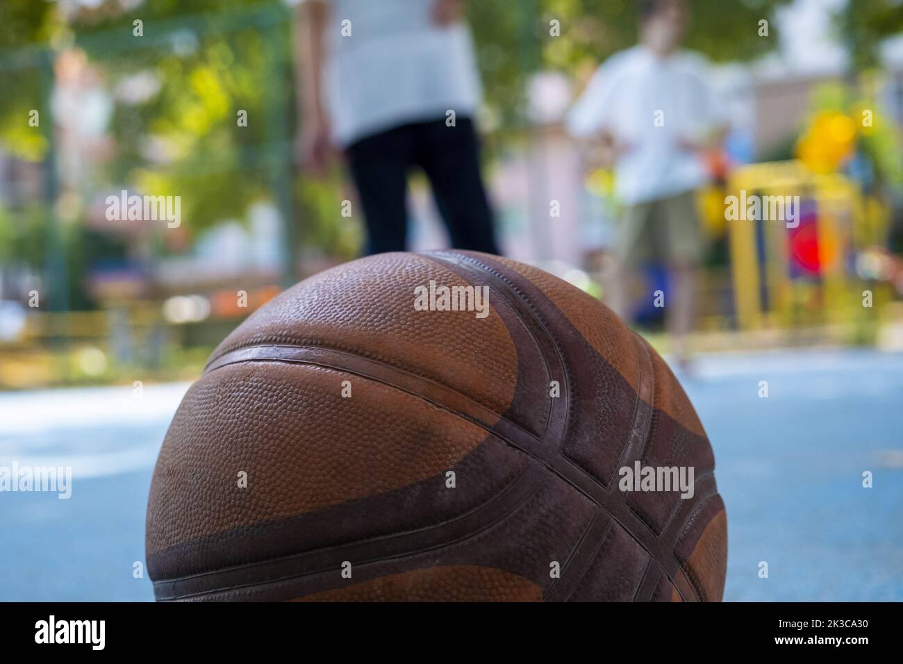 Selektiver Fokus Basketballball mit Spielern, Street-Basketball-Konzept, Basketballplatz, Sommer Farbe und Outdoor-Sport-Idee Stockfoto