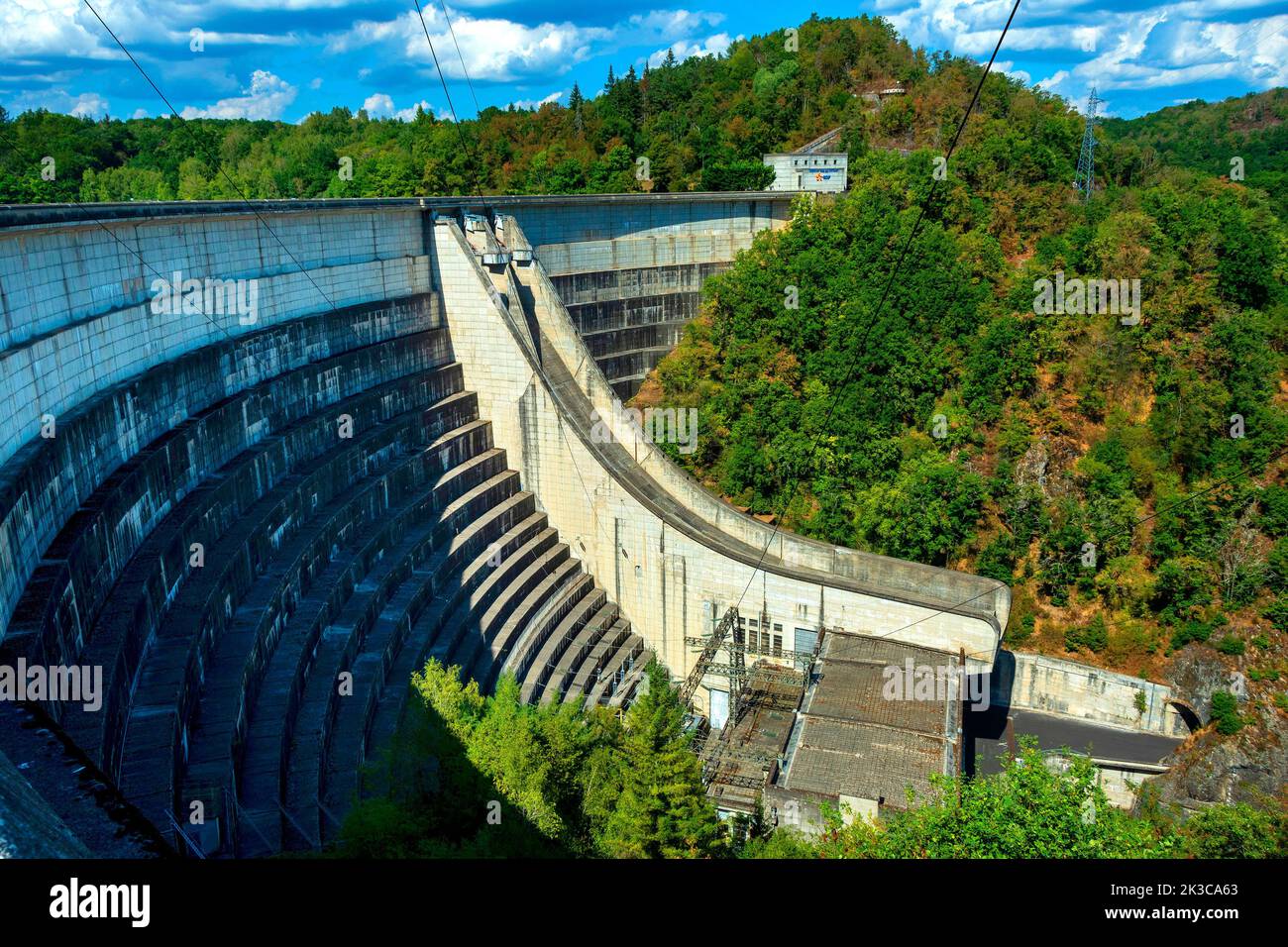 Bort-les-Orgues. Damm hält das Wasser der Dordogne zurück. Wasserkraftwerk ausgestellt von EDF. Correze .Nouvelle Aquitaine. Frankreich Stockfoto