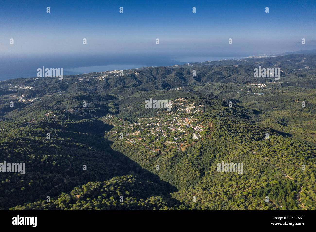 Luftaufnahme der Wohngebiete von Sant Cebrià de Vallalta (Maresme, Barcelona, Katalonien, Spanien) ESP: Vista aérea de urbanizaciones en el Maresme Stockfoto