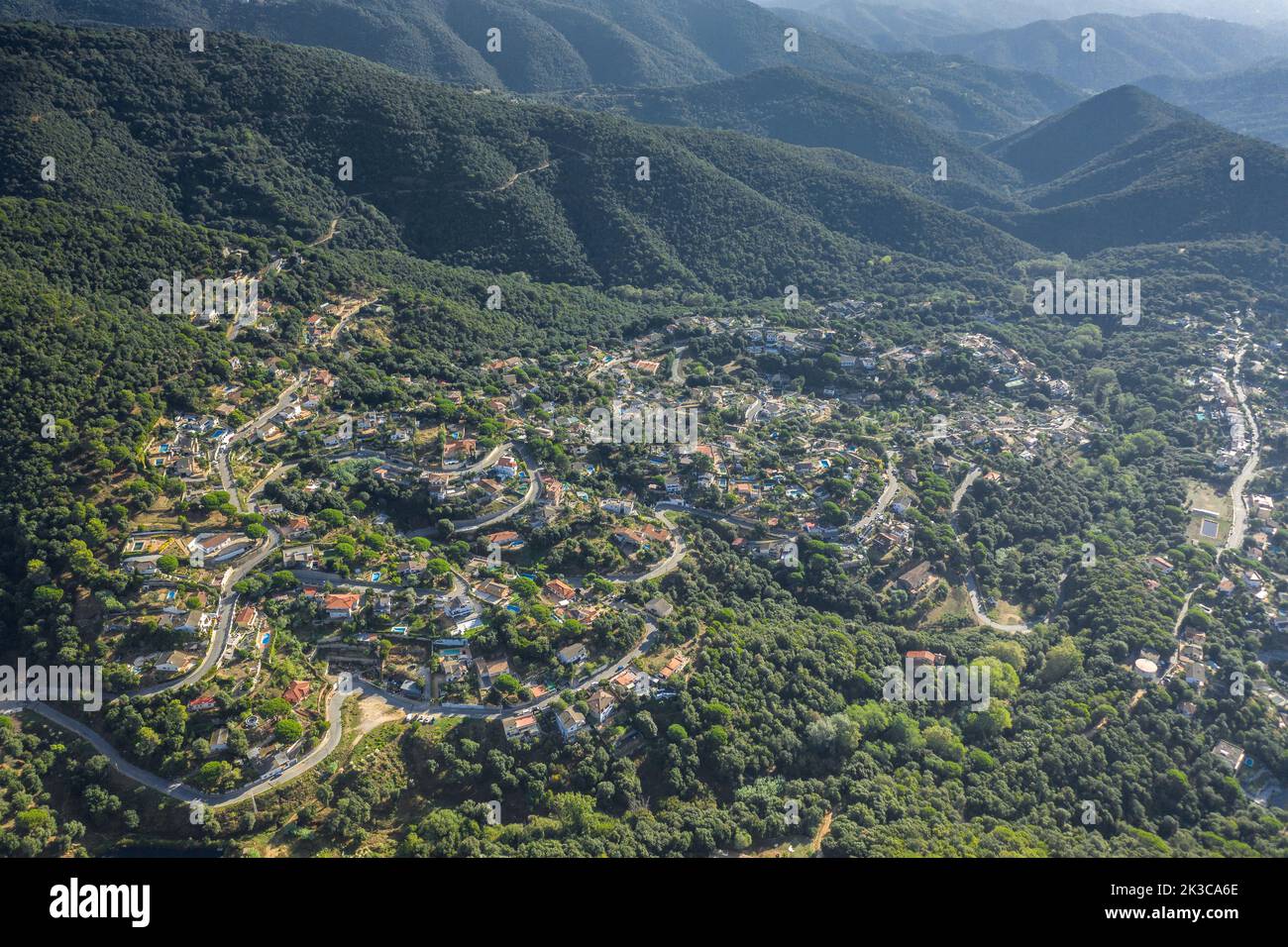 Luftaufnahme der Wohngebiete von Sant Cebrià de Vallalta (Maresme, Barcelona, Katalonien, Spanien) ESP: Vista aérea de urbanizaciones en el Maresme Stockfoto