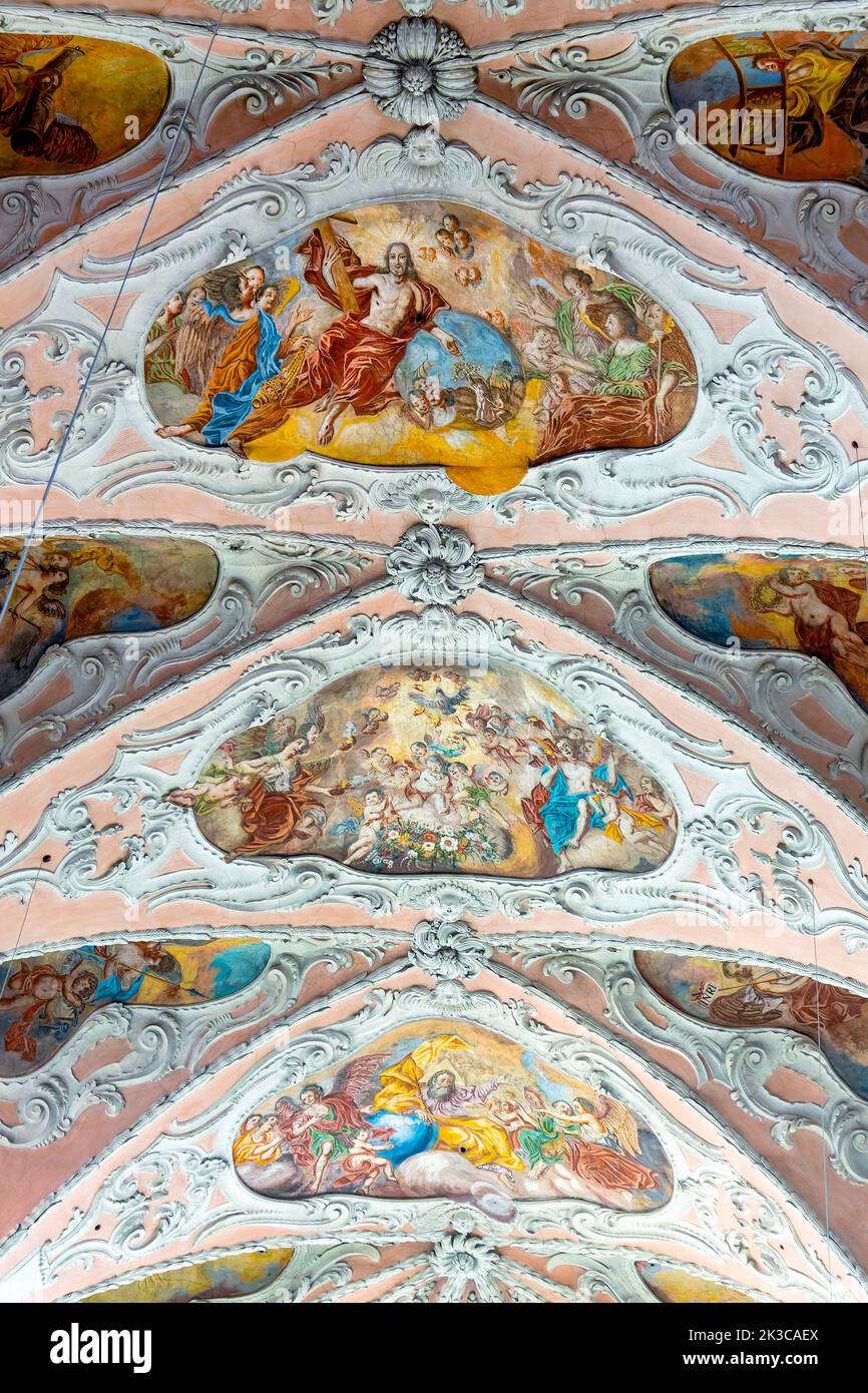 Barocke Rippengewölbe mit Stuckverzierungen und freskengeschmückten Medaillons der Jakobskirche, Villach, Österreich, Stockfoto