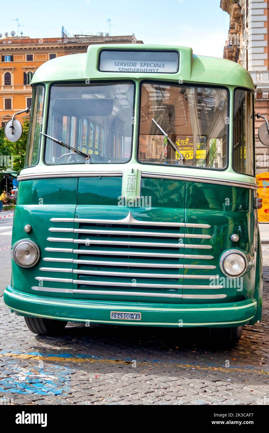 Vorderseite eines Fiat 2472 Viberti CGE Obus auf der Piazza Vittorio, Rom, Italien Stockfoto