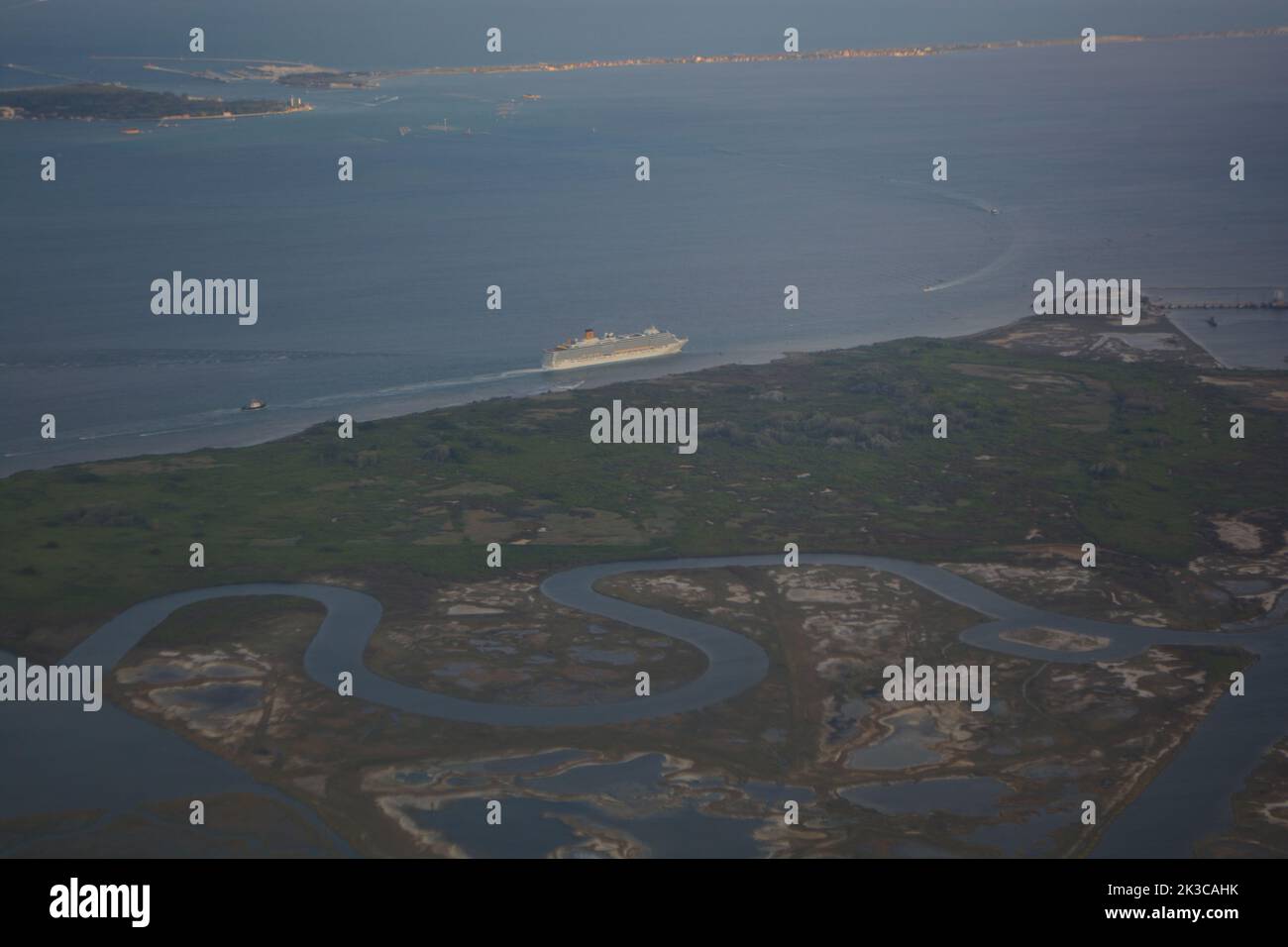Luftpanorama der Lagune von Venedig mit einem Schiff in der Mitte - Europa Stockfoto