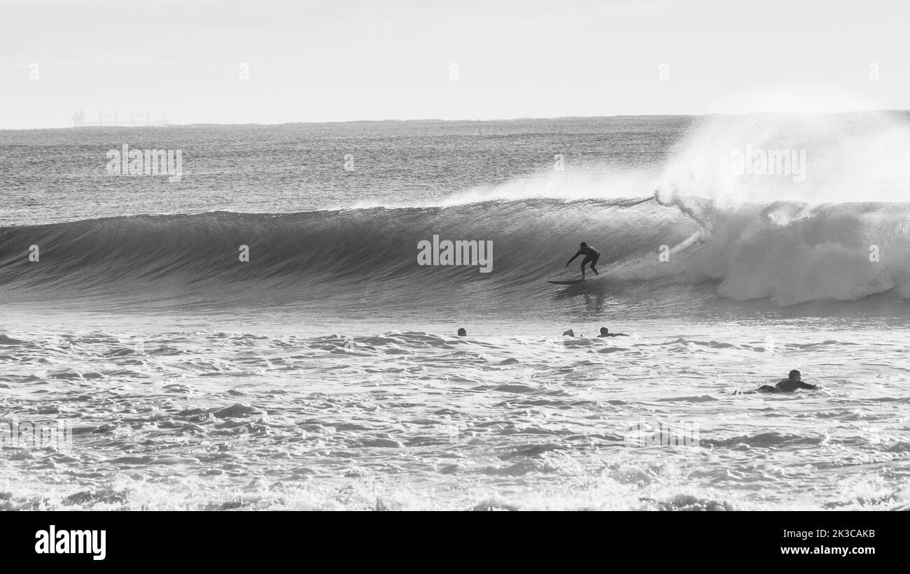 Surfer nicht identifiziertes Surfen Reiten Ocean Wave abstraktes schwarz-weiß-Action-Foto Stockfoto