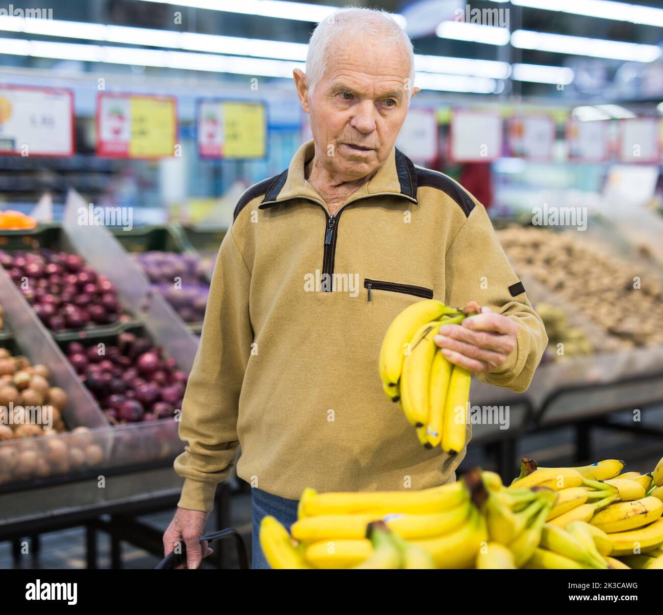 senor Mann Rentner kaufen Banane im Lebensmittelgeschäft im Supermarkt Stockfoto