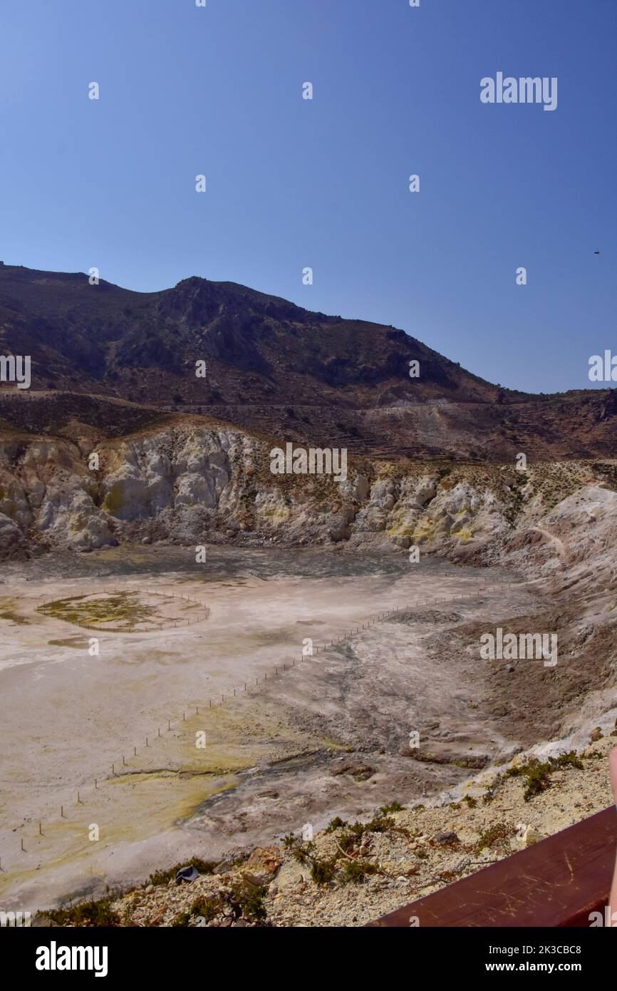 Ein Blick auf den aktiven hydrothermalen Krater des Vulkans Stefanos auf der griechischen Insel Nisyros an einem Sommerferientag. Stockfoto