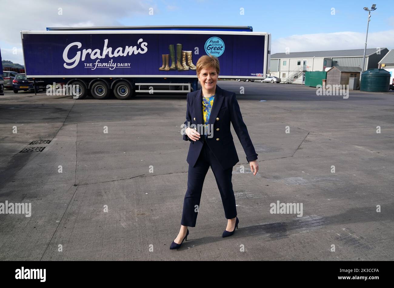 Die erste Ministerin Nicola Sturgeon spricht bei einem Besuch in Grahams The Family Dairy in Bridge of Allan, Stirling, zu Beginn der schottischen Klimawoche mit den Medien, als sie die Finanzierung ankündigt, um Unternehmen bei der Dekarbonisierung zu helfen. Bilddatum: Montag, 26. September 2022. Stockfoto