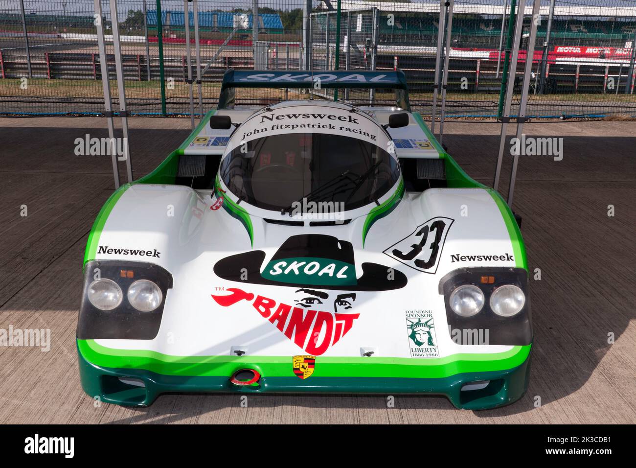 Vorderansicht von A1984, Porsche 956 in der Lackierung von Skoal Bandit, in einer Sonderdarstellung anlässlich des 40-jährigen Bestehens der Gruppe C, auf der Silverstone Classic 2022 Stockfoto