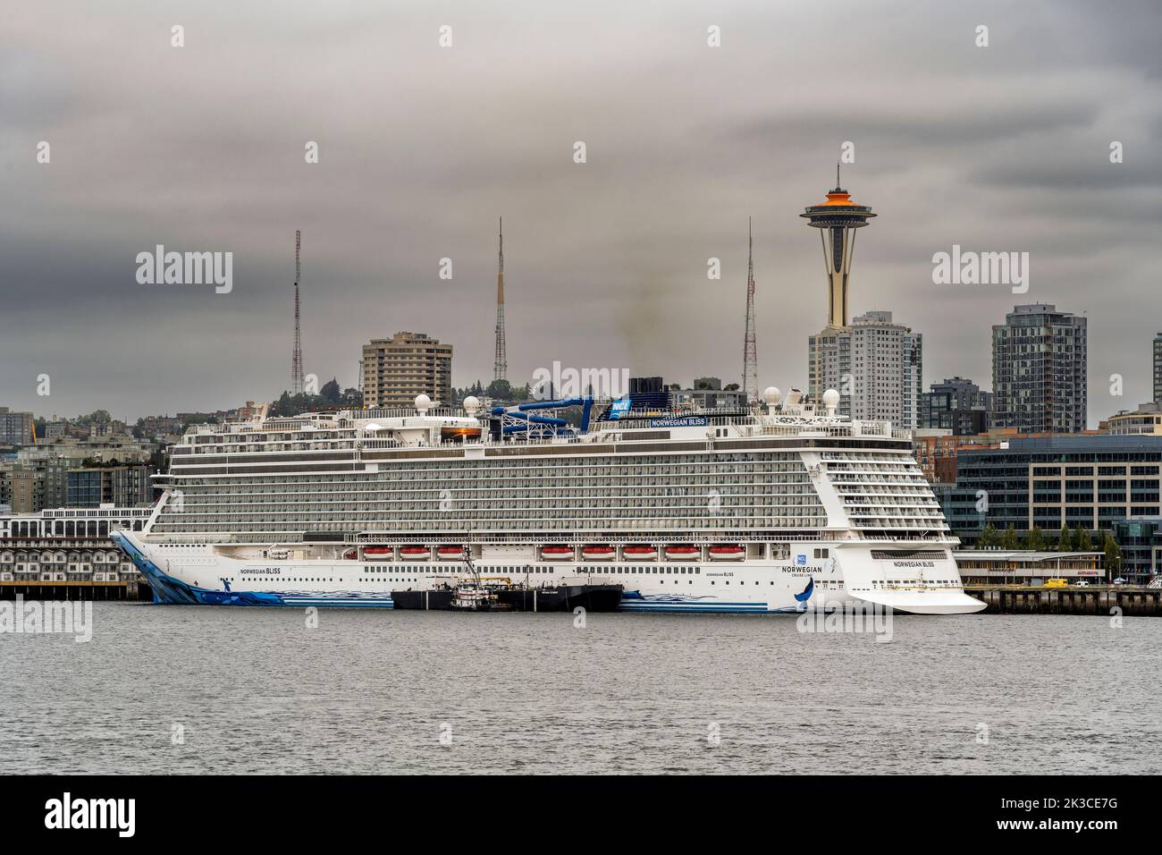 Norwegisches Bliss-Schiff der Norwegian Cruise Line mit Space Needle im Hintergrund, Seattle, Washington, USA Stockfoto