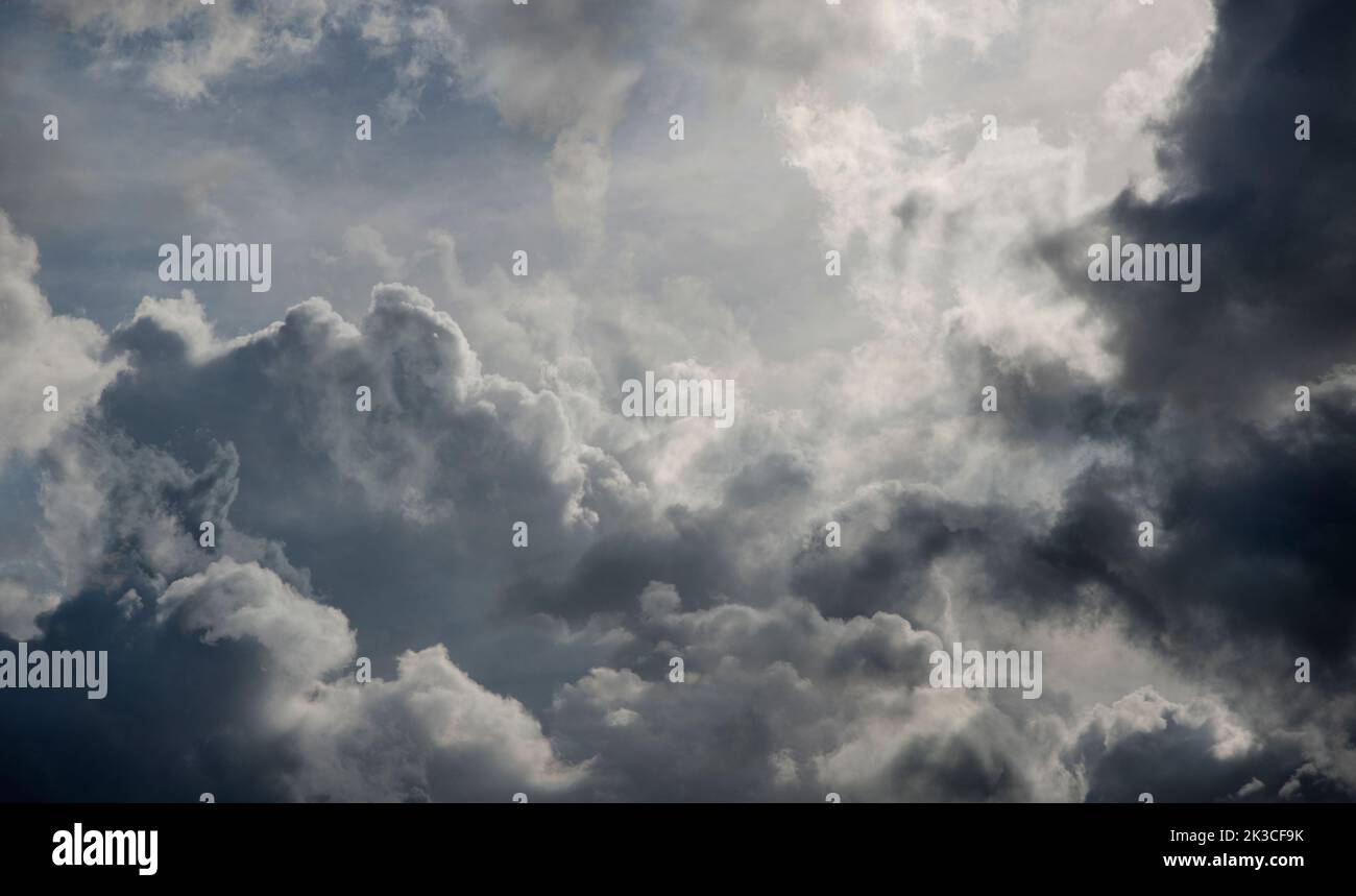 Stürmische, umständliche Wolken über London, England Stockfoto