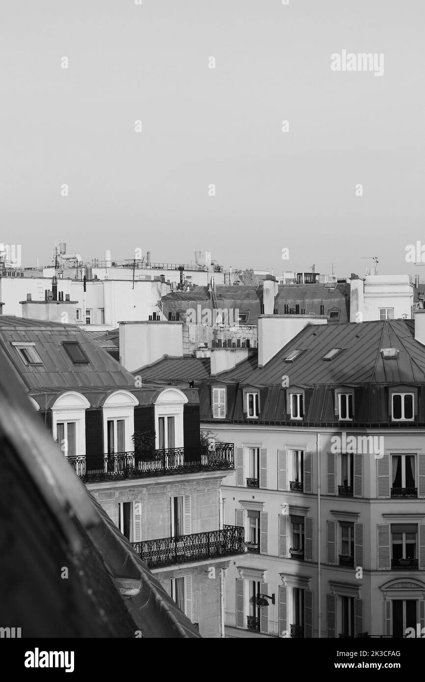 Paris, Frankreich. Pariser Gebäude Überdacht Das Stadtbild. Apartments in Paris. Stockfoto